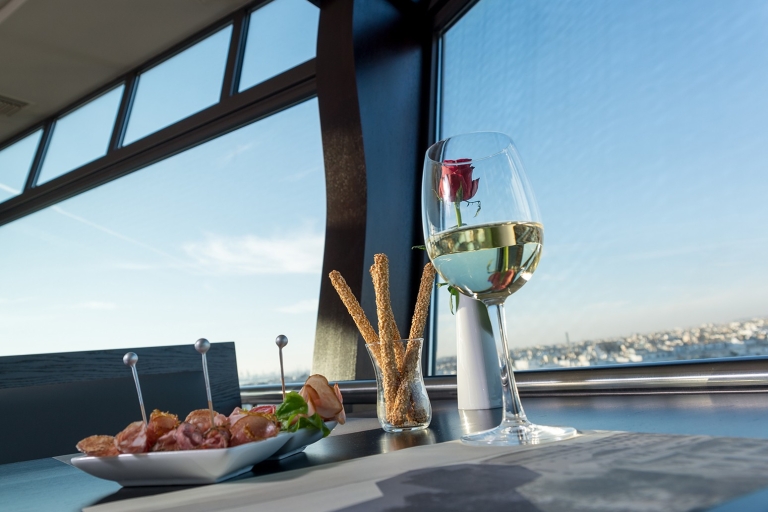 Thessaloniki: OTE Tower Rotating Experience mit Light MealObstteller mit einer Flasche Wein