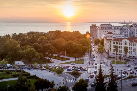 Thessaloniki: OTE Tower Rotating Experience mit Light MealObstteller mit einer Flasche Wein