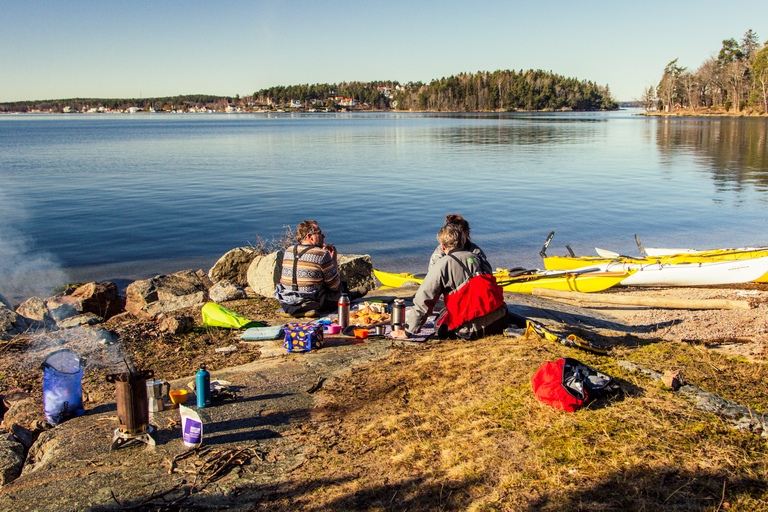 Sztokholm: Wycieczka kajakiem po archipelagu wysp i piknik na świeżym powietrzuPółdniowa wycieczka kajakowa z Outdoor Fika