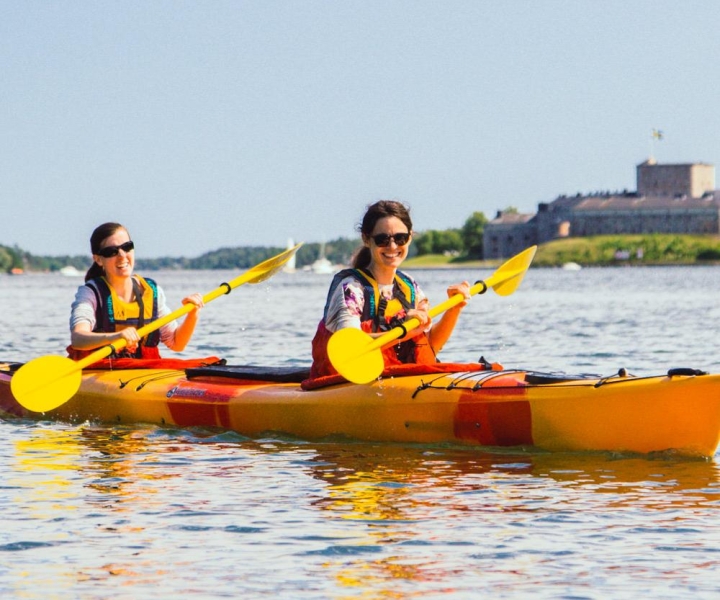 Stockholm: Archipelago Kayaking and Fika Tour Around Vaxholm