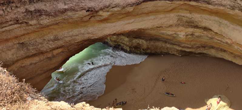 Quarteira : Croisière guidée en catamaran d'une journée dans la grotte de Benagil et boisson