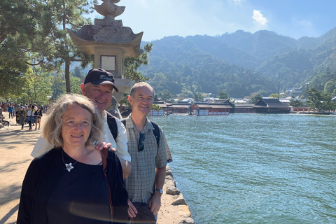 Visite guidée privée d'Hiroshima et de l'île de MiyajimaVisite de 7 heures de la ville d'Hiroshima et de la région de Miyajima