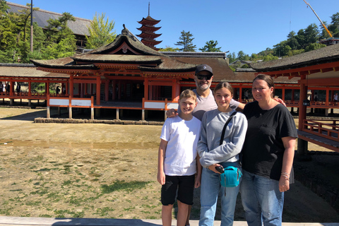 Visite guidée privée d'Hiroshima et de l'île de MiyajimaVisite de 7 heures de la ville d'Hiroshima et de la région de Miyajima