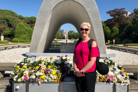 Visite guidée privée d'Hiroshima et de l'île de MiyajimaVisite de 7 heures de la ville d'Hiroshima et de la région de Miyajima