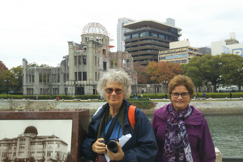 Visita guiada privada a las islas de Hiroshima y MiyajimaTour de 7 horas por la ciudad de Hiroshima y el área de Miyajima