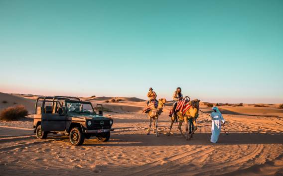 Dubai: Oldtimer-Wüstenfahrt & Beduinendorf