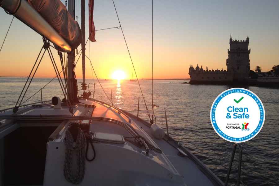 Lissabon: Bootsfahrt auf dem Tejo bei Sonnenuntergang