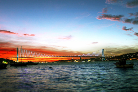 Istanbul: Bosporus-Bootsahrt mit Abendessen & EntertainmentBosporus-Fahrt mit Abendessen und ortstypischem Alkohol