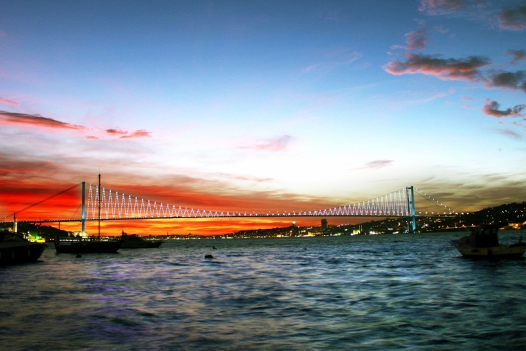 Istanbul Bosporus Cruise met diner en entertainmentBosporus-dinercruise met lokale alcohol