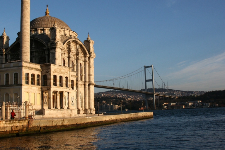 Istanbul: Bosporus-Bootsahrt mit Abendessen & EntertainmentBosporus-Fahrt mit Abendessen und ortstypischem Alkohol