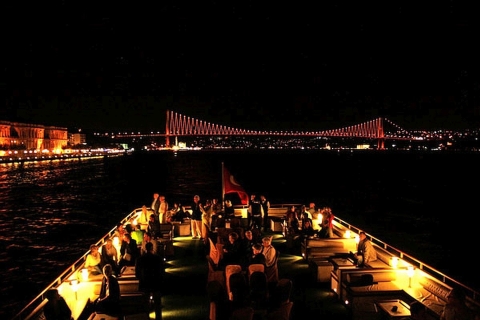 Istanbul: Bosporus-Bootsahrt mit Abendessen & EntertainmentIstanbul: Bosporus-Dinner-Bootstour - nur Soft Drinks & Show