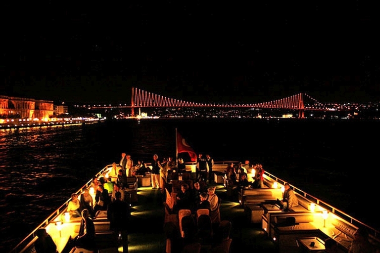 Crucero por el Bósforo de Estambul con cena y entretenimientoCrucero con cena por el Bósforo con alcohol local