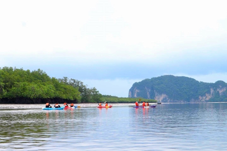 Krabi: tour en kayak a la laguna Ao Thueak con almuerzoPunto de encuentro en la playa de Tonsai