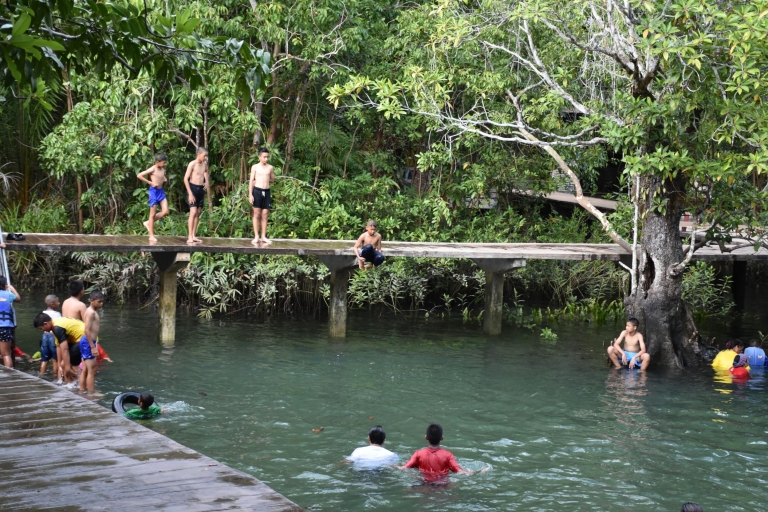 Krabi: Kajaktour zur Ao Thueak Lagune mit MittagessenTreffpunkt am Railay Beach