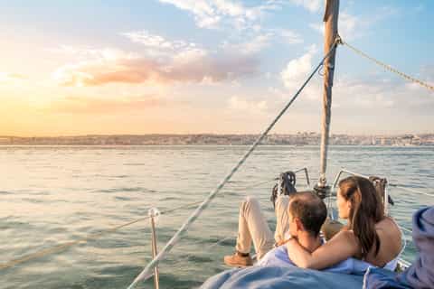 Lisbonne: croisière dans la ville en voilier au coucher du soleil avec boissons