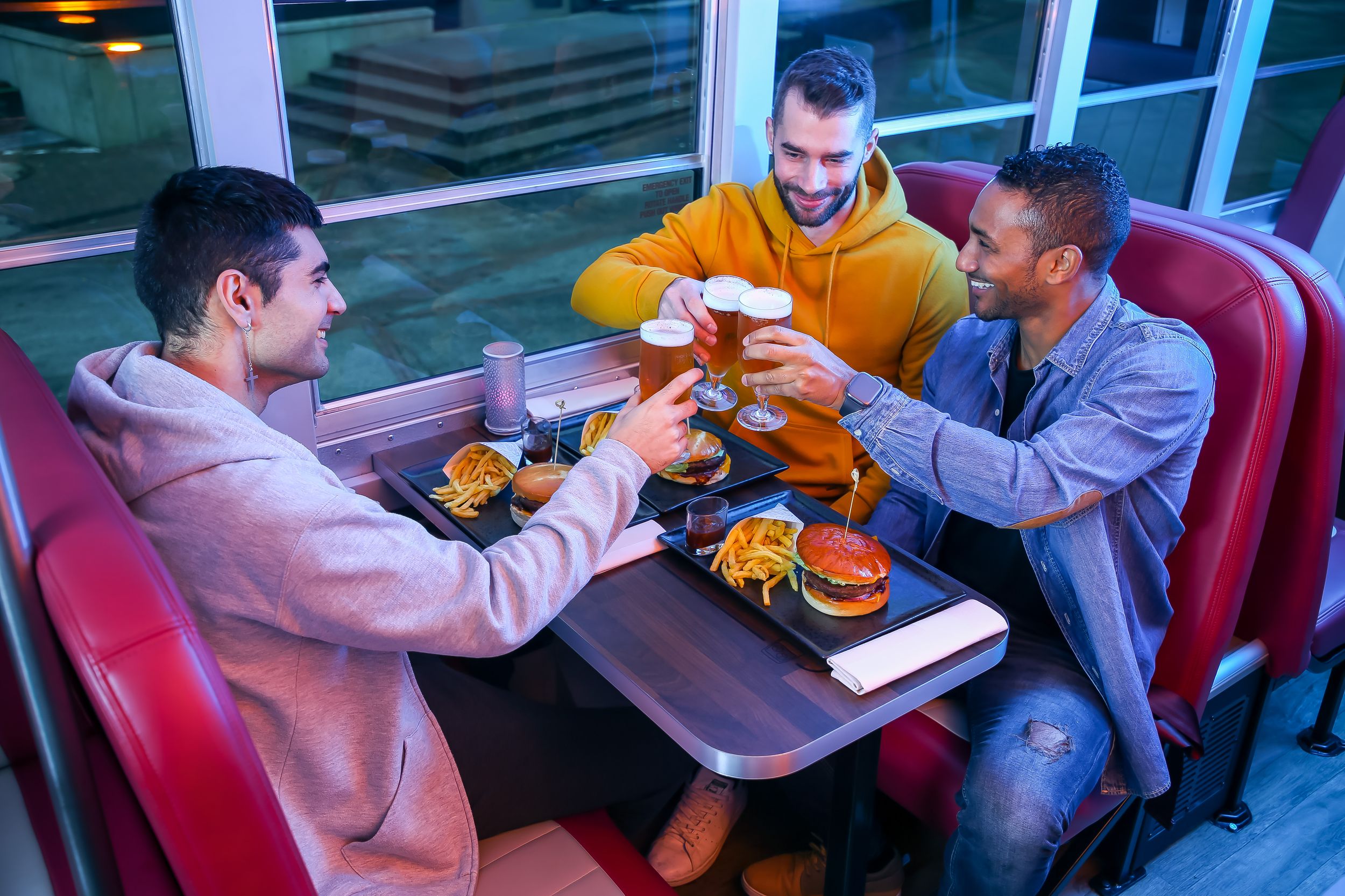 Luxemburg: Amerikanisches Abendessen in einem alten Bus