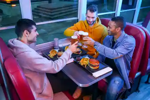 Luxemburg: Amerikanisches Abendessen in einem alten Bus