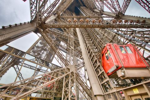 Tour Eiffel : billet à accès direct avec sommet en ascenseur