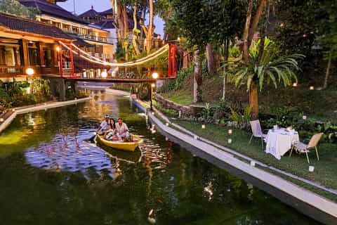 Kamandalu Ubud: cena romantica in barca nella laguna tropicale
