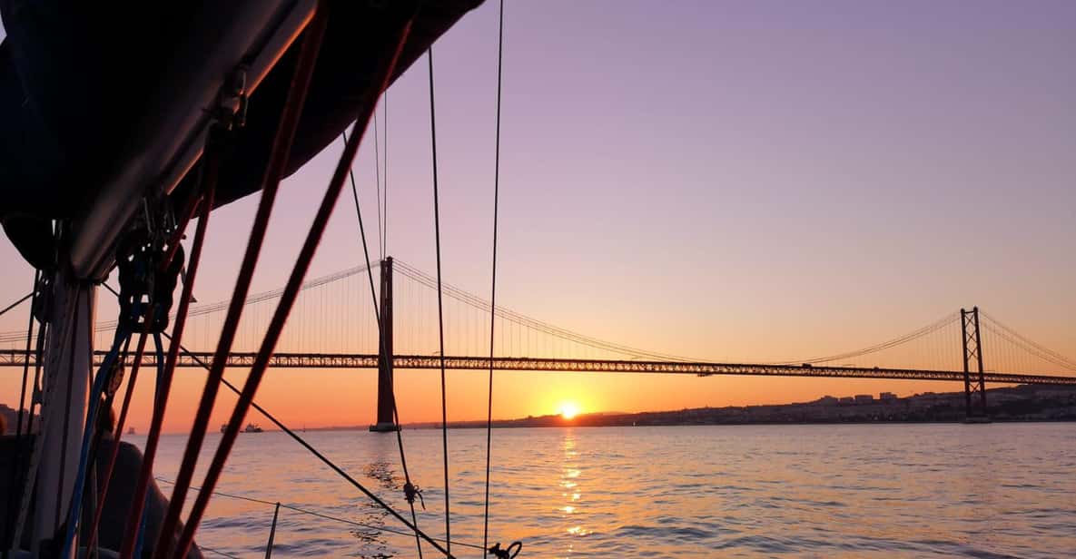 Lisboa: Passeio de Veleiro Diurno ou Pôr do Sol c/ Bebidas