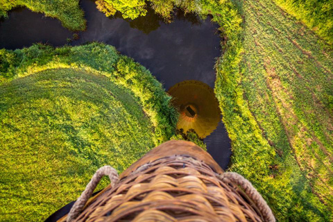 Brisbane : vol en montgolfière avec petit-déjeuner dans un vignoble