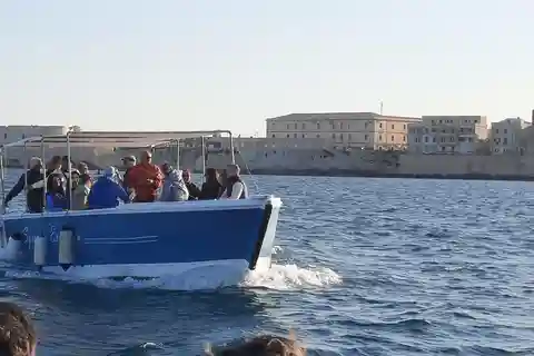 Ortigia Island: Private boat tour sea caves and Ortigia