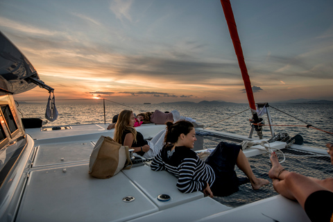 Athènes : Demi-journée de croisière en catamaran au coucher du soleilAthènes : Croisière de groupe d'une demi-journée en catamaran au coucher du soleil