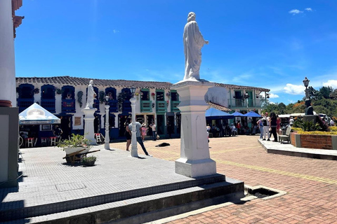MEDELLIN: TOUR INGLÊS GUATAPE + PEÑOL VELHO + MALECON + BARCO RUMBERO