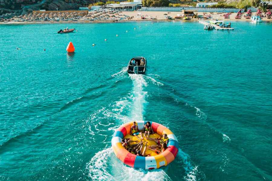 Mykonos: Super Paradies Strand Wassersport Aktivitäten. Foto: GetYourGuide