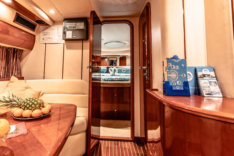 Dubai: Private Luxury Everest Yacht Cruise from Dubai Marina 1 Hour Cruise
