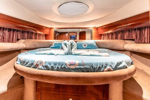Dubai: Private Luxury Everest Yacht Cruise from Dubai Marina 1 Hour Cruise