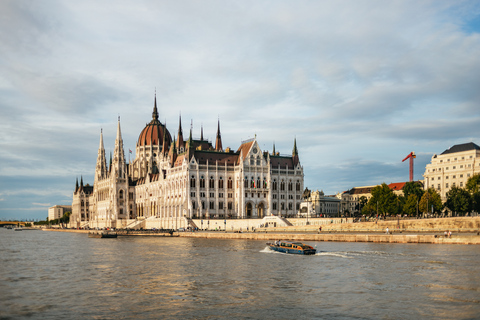 Budapest: Crociera espressa con le luci della città sul DanubioCrociera notturna