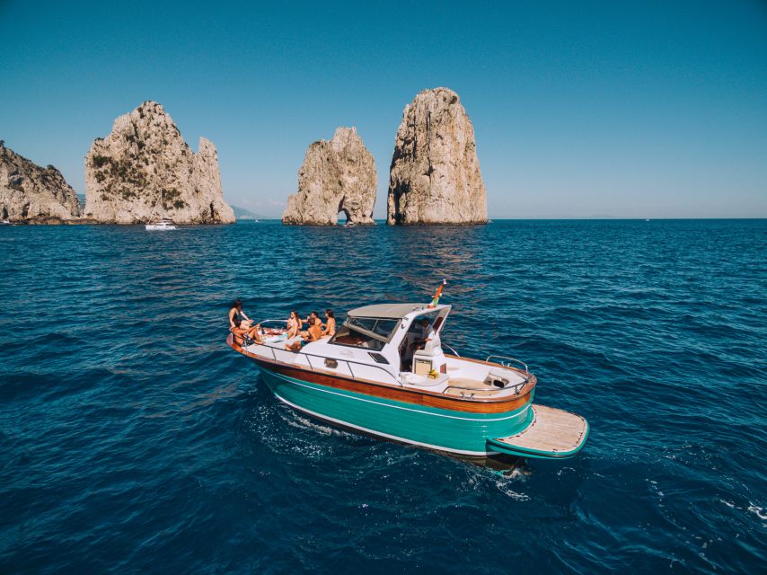 Da Napoli: escursione in barca a Capri con bevande