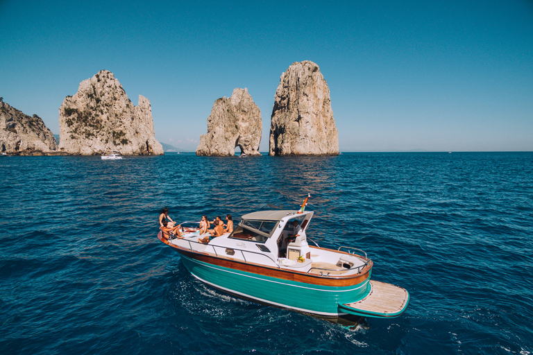 From Naples: Capri Boat Day Trip with DrinksTour in Spanish