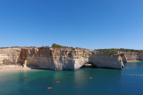 Grottes et littoral de Benagil, croisière en catamaranAlbufeira: croisière sur la côte de l'Algarve et les grottes de Benagil