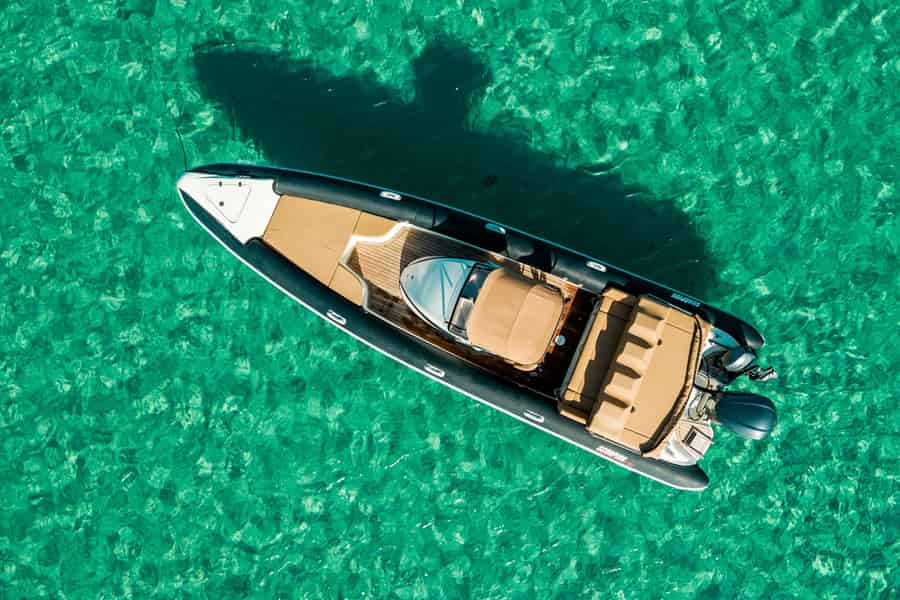 Super Paradise Beach Mykonos: Privates Festrumpfschlauchboot. Foto: GetYourGuide Super Paradise Beach Mykonos: Privates Festrumpfschlauchboot. Foto: GetYourGuide