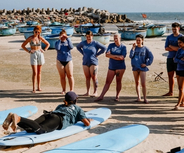 ¡Surfea en Vietnam con un local!