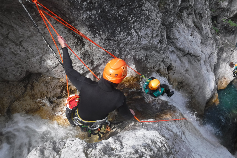 Bovec: Ekscytująca wycieczka kanioningowa w kanionie SušecBovec: Ekscytująca wycieczka po kanionie w kanionie Sušec