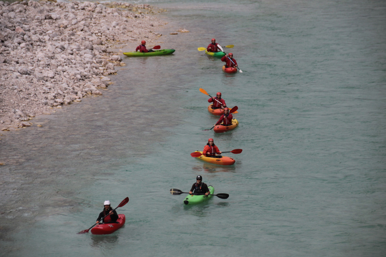 Bovec: Forsränning med kajak på floden SočaBovec: Kajakpaddling i vitvatten på floden Soča