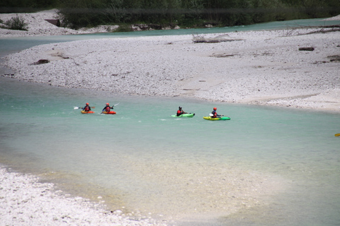 Bovec: Caiaque de águas brancas no rio SočaBovec: Caiaque em Whitewater no Rio Soča