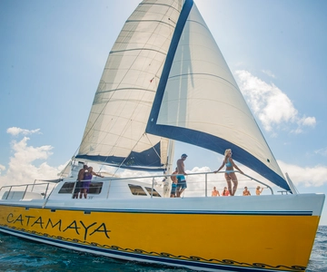 From Puerto Aventuras: Share Catamaran Tour