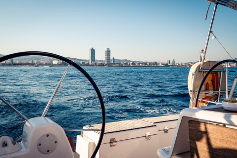 Ab Barcelona: Segeltörn am Mittag oder bei SonnenuntergangBarcelona: Private Bootsfahrt bei Sonnenuntergang