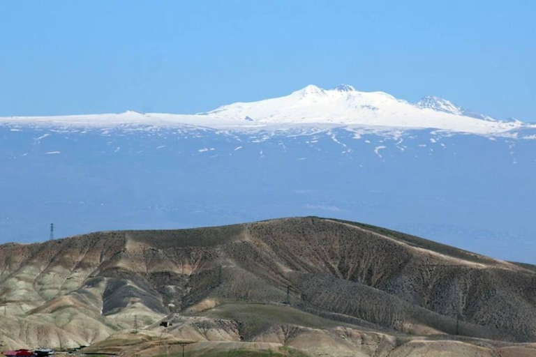 埃里温：安贝尔德堡垒、阿拉加茨山和卡里湖之旅