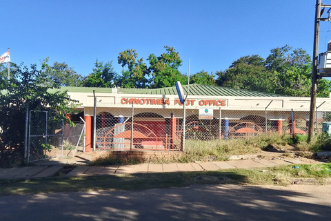 Victoria Falls: Walking Tour with Curio Market Visit