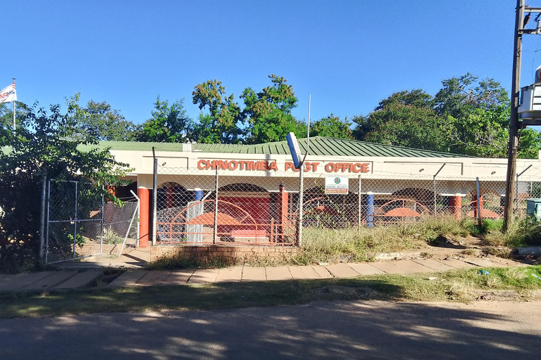 Victoria Falls: Walking Tour with Curio Market Visit