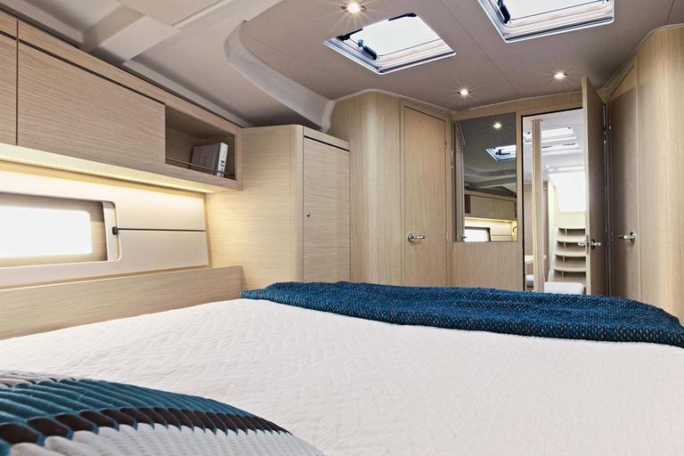 7-daagse charter met bemanning &quot;The Cosmopolitan&quot;Beneteau Oceanis 46.1Vanaf Santorini: 7-daagse zeilvakantie op de Cycladen eilanden met bemanning