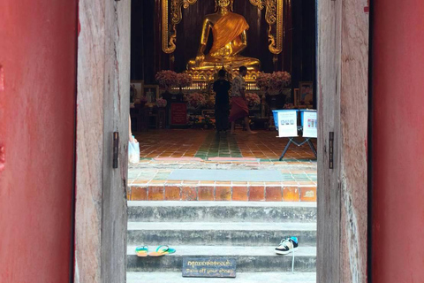 Chiang Mai: Old City Walking Tour with Temples & History Small Group Without Entry Fees
