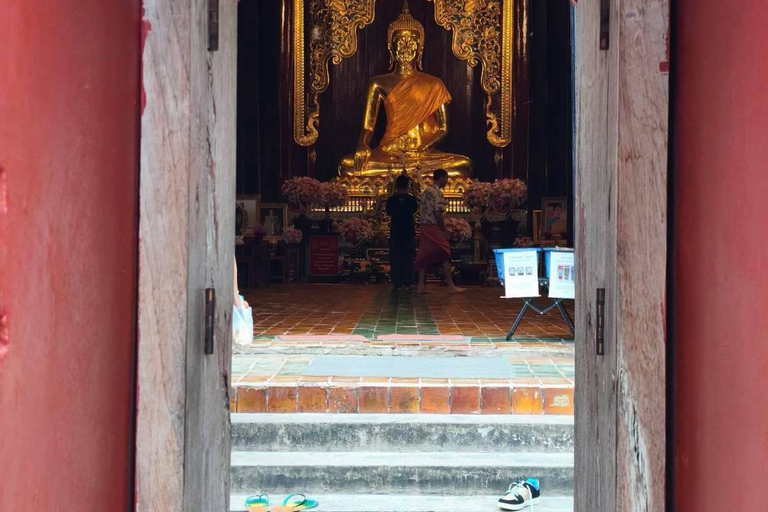 Chiang Mai: Old City Walking Tour with Temples & History Small Group Without Entry Fees