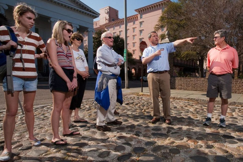 Charleston: decorações de férias e passeio a pé pela história