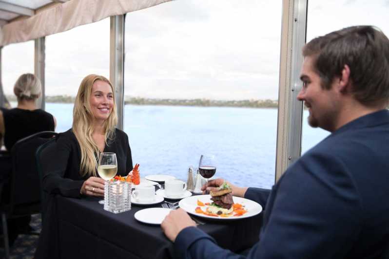 Montréal: 5-Course Dinner Cruise with Music & VIP Option